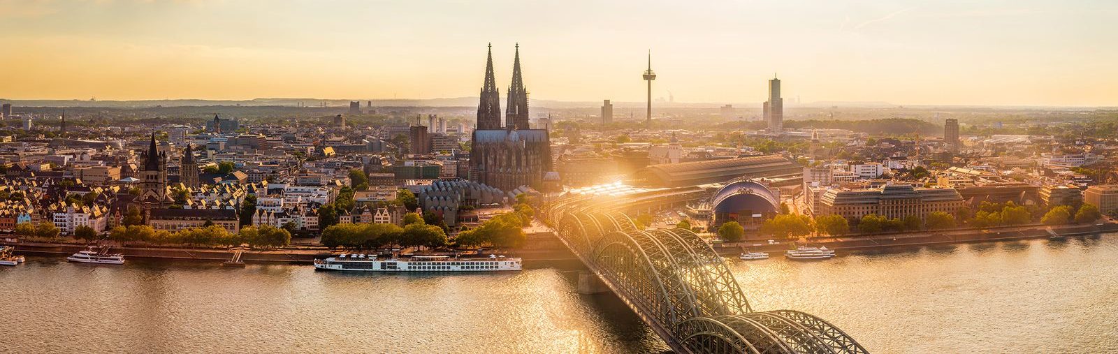 Blick über Köln mit Dom und Hohenzollernbrücke